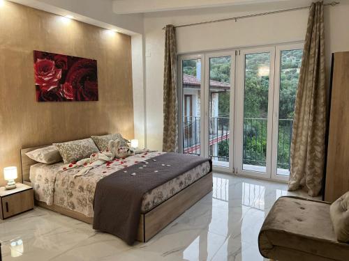 1 dormitorio con cama y ventana grande en L'oasi del raganello en Civita