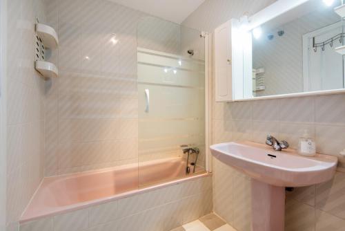 BOLICHES CENTER APARTMENT next to the BEACH, PARKING & TERRACE