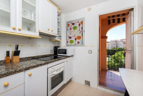 BOLICHES CENTER APARTMENT next to the BEACH, PARKING & TERRACE