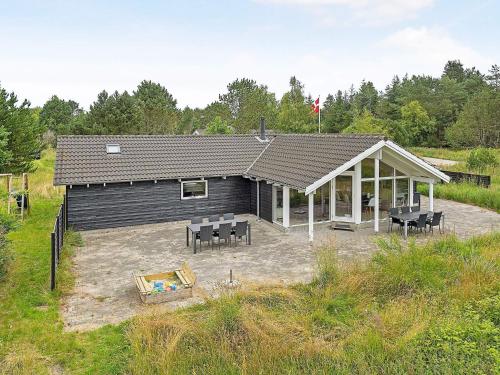 Hedensted - Nordjyllandにある10 person holiday home in lb kの椅子とパティオ付きの建物のオーバーヘッドビュー