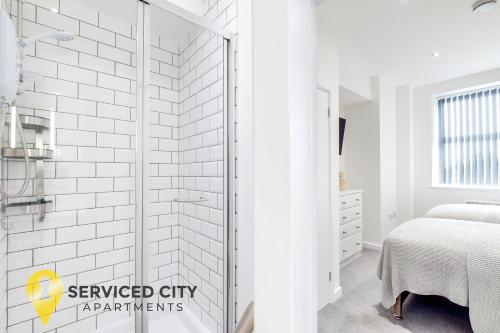 een witte slaapkamer met een douche en een bed bij SCA- Arden Apartment 7 Twin Bedroom Free Parking in Coventry