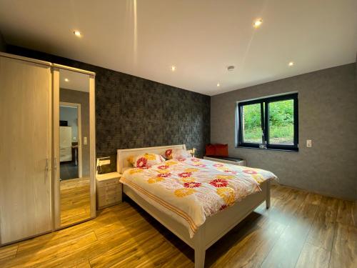 ein Schlafzimmer mit einem großen Bett und einem Fenster in der Unterkunft Ferienwohnung Am Weiher Kategorie 2 in Nideggen