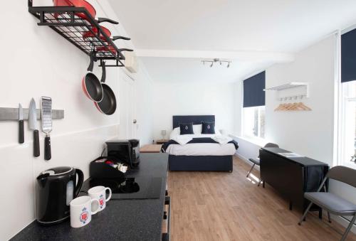 Habitación con 1 dormitorio con 1 cama y cocina en The Royal Burnham Yacht Club, en Burnham on Crouch
