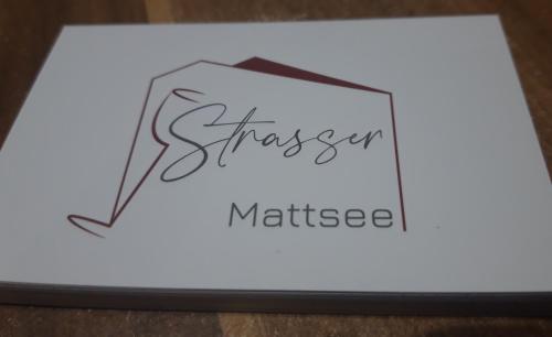 un teléfono celular con las palabras maltese de mercado desvergonzado en él en Gästehaus & Vinothek Strasser en Mattsee