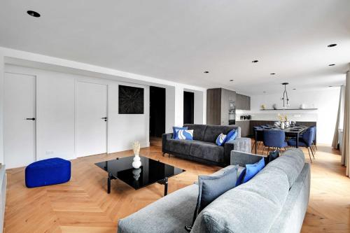 un salon avec un canapé et une table dans l'établissement Exceptional apartment - 4BR-10P - Opéra, à Paris