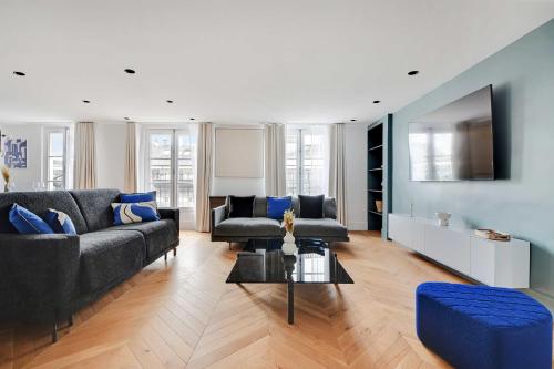 un salon avec un canapé et une table dans l'établissement Exceptional apartment - 4BR-10P - Opéra, à Paris