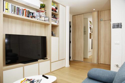 Televizorius ir (arba) pramogų centras apgyvendinimo įstaigoje Apartment Zaza - Home & Style - King Bed, Modern, Parking