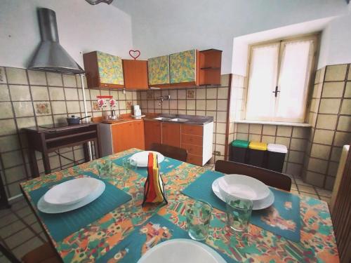 Supino的住宿－Casina di Paolo e Maria，厨房配有带盘子的桌子