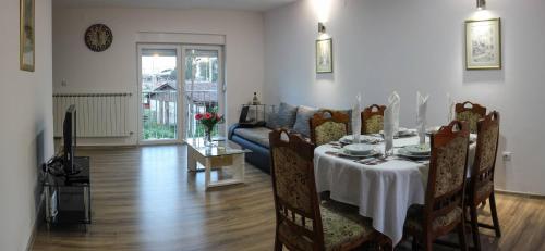 Apartments Sava في زغرب: غرفة طعام مع طاولة وأريكة