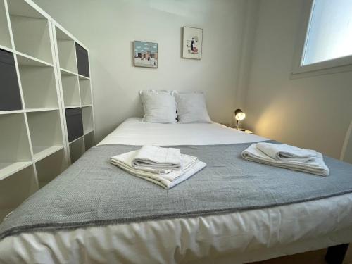 um quarto com uma cama com toalhas em Le chaleureux Marie em Reims
