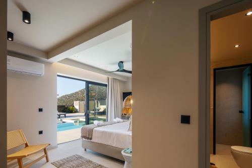 - une chambre avec un lit et une vue sur la piscine dans l'établissement Troia Villas, à Balíon