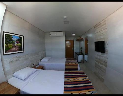 Un pat sau paturi într-o cameră la EMA HOTEL