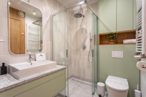 a bathroom with a sink and a shower at Green Park Resort C12-z dostępem do basenu, sauny, jacuzzi, siłowni in Szklarska Poręba