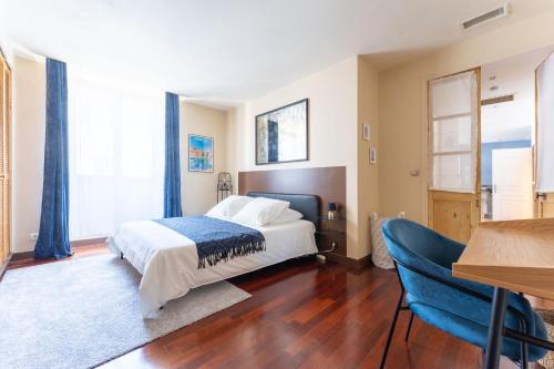 une chambre avec un lit, une table et des chaises dans l'établissement Vieux-Port - La Caravelle, à Marseille