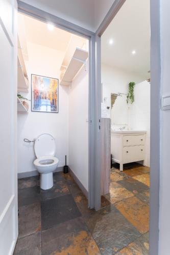 une salle de bain avec toilettes et lavabo dans l'établissement Vieux-Port - La Caravelle, à Marseille