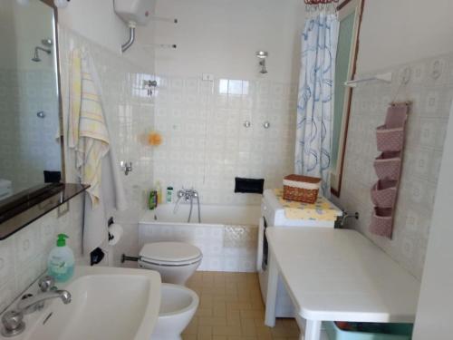 a bathroom with a tub and a toilet and a sink at Villetta Alberti in Sanremo
