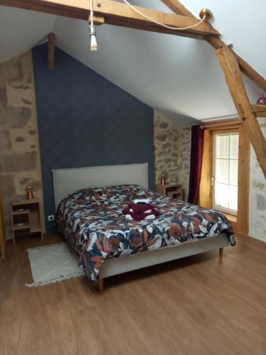 une chambre avec un lit dans un grenier dans l'établissement La Vicoise Accueillante, à Vic-Fezensac