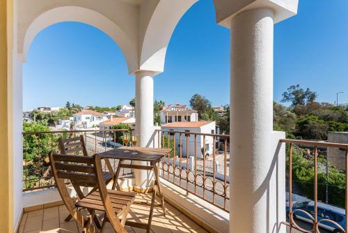 d'un balcon avec une table et des chaises et une vue. dans l'établissement Lively Charming Apartment w Pool, à Praia do Carvoeiro