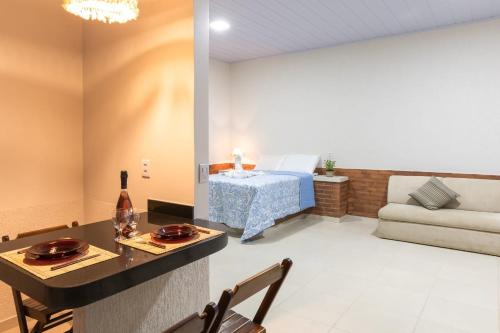 sala de estar con cama y sofá en Rifugio en Alto Paraíso de Goiás