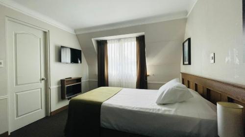 a hotel room with a bed and a window at Hotel Casagrande in Arequipa