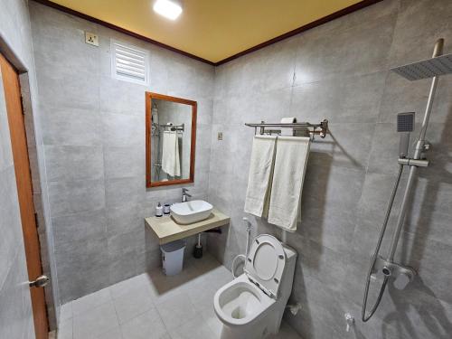 White Sand Inn في ماميغيلي: حمام مع مرحاض ومغسلة