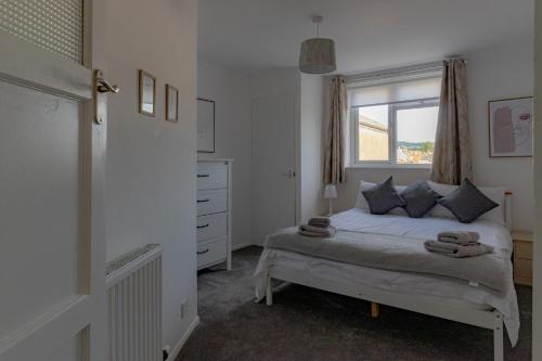 1 dormitorio con cama y ventana en Fabulous, vibrant, town house, central Bath Road, en Cheltenham