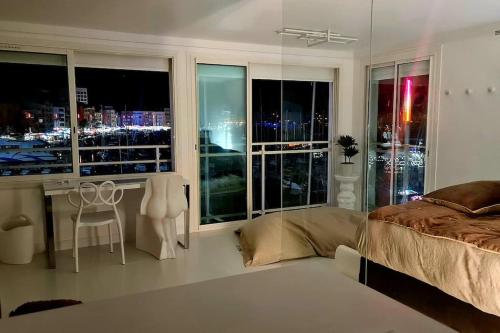 een slaapkamer met uitzicht op de stad 's nachts bij Le rêve de Déborah in Cap d'Agde