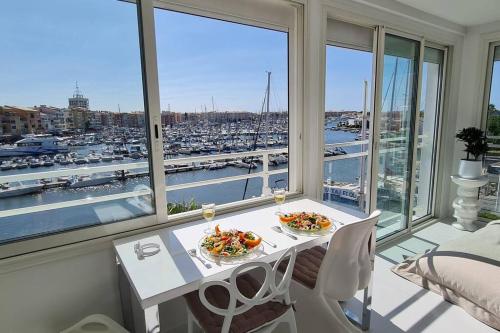 une chambre avec une table et deux assiettes de nourriture dans l'établissement Le rêve de Déborah, au Cap d'Agde