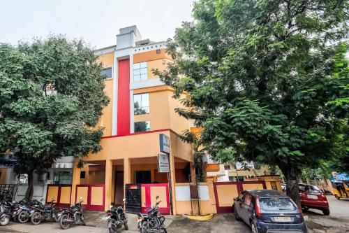 un edificio con motocicletas estacionadas frente a él en OYO Nimalan Residency Shenoy Nagar Anna Nagar Near Pvr Cinemas Skywalk en Chennai
