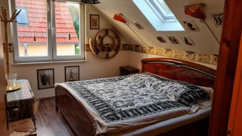 a bedroom with a bed in a room with windows at Pension Kapellenstraße - Ferienwohnung mit individueller Ausstattung - jedes Zimmer ist anders Komplette Küche in Erfurt