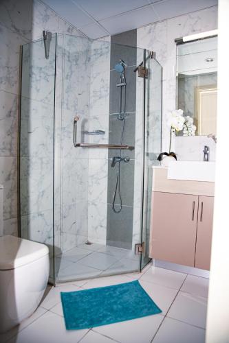 a bathroom with a shower and a toilet and a sink at Green community - Tennis, streetball - 15 mins sea in Dubai