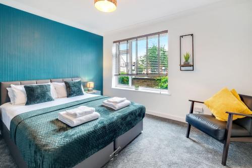 um quarto com uma cama, uma janela e uma cadeira em Bourne Court Attractive 1 bedroom Apt by MDPS em Ruislip