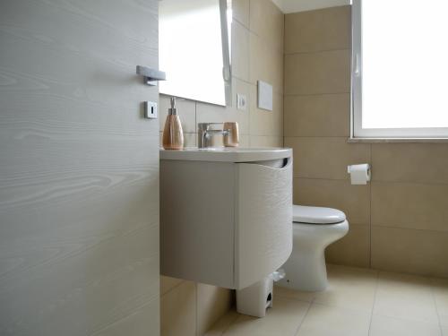a bathroom with a toilet and a sink at Dino's Rooms in Lioni