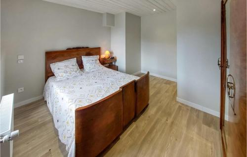 um quarto com uma cama grande e piso em madeira em Stunning Home In Saint-hostien With Kitchen em Saint-Hostien