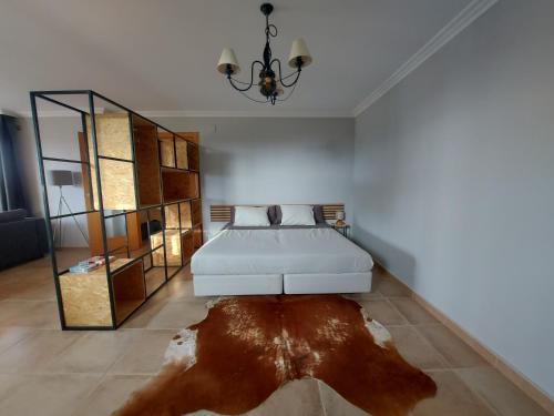 - une chambre avec un lit et un grand tapis dans l'établissement Posada la Toscana, à Montroy