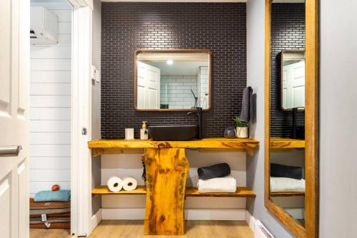 La salle de bains est pourvue d'un lavabo et d'un miroir. dans l'établissement The Old Kettle Cabin with Hot Tub, à Mill Village