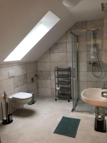 ein Bad mit einer Dusche, einem WC und einem Waschbecken in der Unterkunft Ferienhaus Howe in Bergen