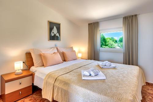 Posteľ alebo postele v izbe v ubytovaní Teuta Apartments - a beach and a sea view