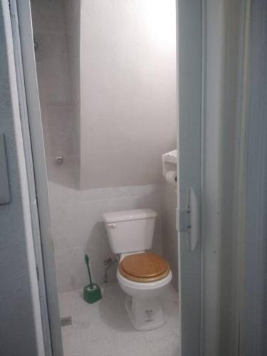 łazienka z toaletą z tłokiem w obiekcie Recámara comodísima y pequeña w mieście Monterrey