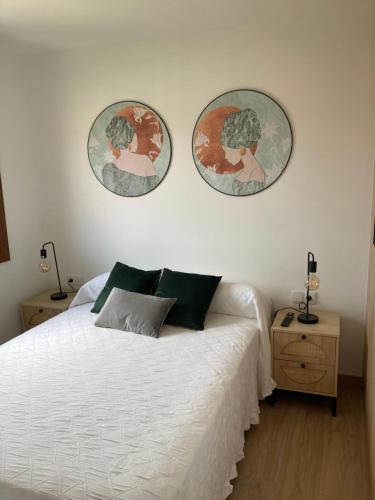 um quarto com uma cama e duas fotografias na parede em Etea-Vigo em Vigo