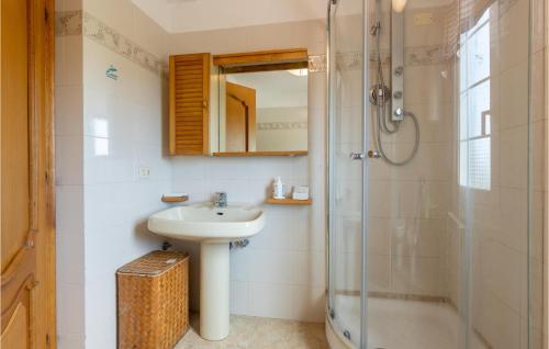 ein Bad mit einem Waschbecken und einer Dusche in der Unterkunft 5 Bedroom Gorgeous Home In Podenzana in Podenzana