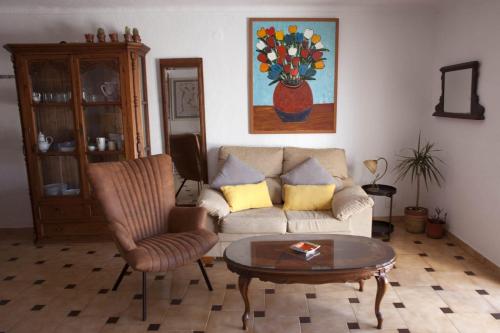 - un salon avec un canapé et une table basse dans l'établissement Casa Indalina apartamento con parking privado incluido, à Mojácar