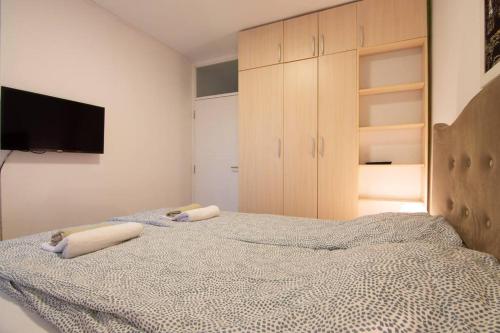 una camera da letto con un letto e due asciugamani di Sava centar-Stark Arena lux apartman Ema a Novi Beograd