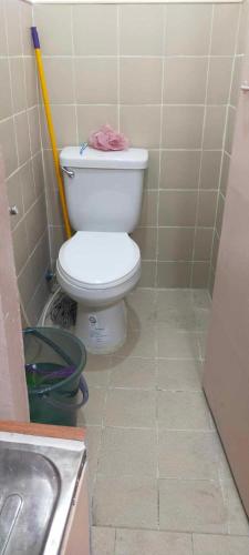 ein Bad mit einem WC und einem Waschbecken in der Unterkunft Perfect for Couples Room in Cebu City