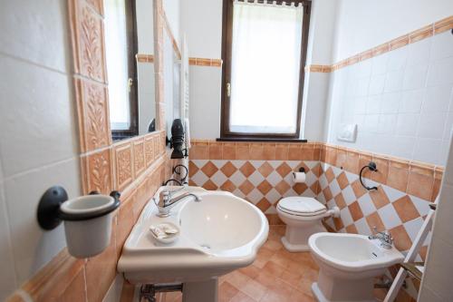 y baño con lavabo y aseo. en Di Colle In Colle - Country House with Private Pool, en Tuoro sul Trasimeno