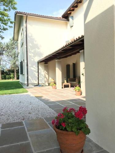 a building with two potted plants on a patio at Casa Bellona in Montebelluna