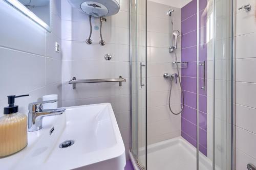 Kúpeľňa v ubytovaní Teuta Apartments - a beach and a sea view