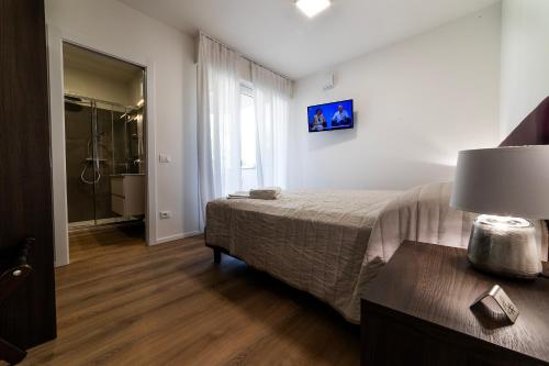 基安蒂蓋奧勒的住宿－Castelli del Chianti，一间卧室配有一张床,浴室设有淋浴。