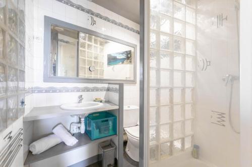 une salle de bain avec un lavabo, des toilettes et un miroir dans l'établissement Studio agreable au coeur du quartier historique, à Marseille