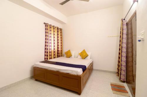 a bedroom with a bed in a room at SPOT ON Hotel Om Kanha in Bilāspur